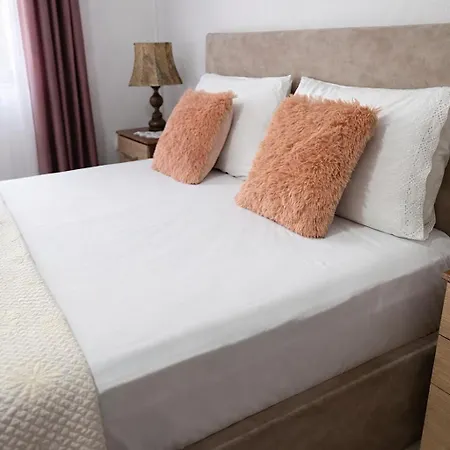 Comfort&cozy Near Airport & Bus Terminal 아파트 티라나