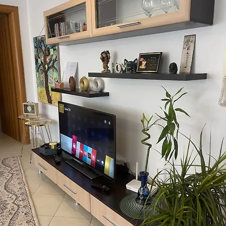 아파트 Comfort&cozy Near Airport & Bus Terminal 티라나