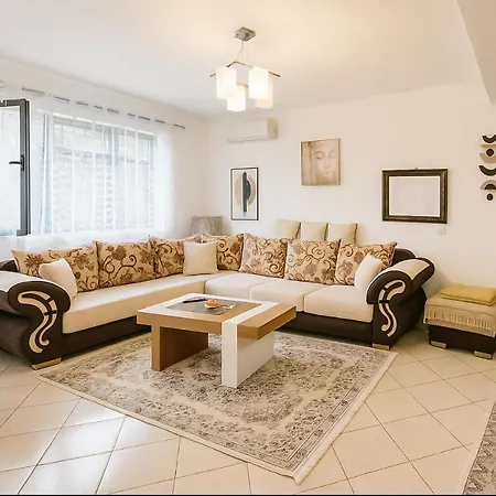 Comfort&cozy Near Airport & Bus Terminal 티라나